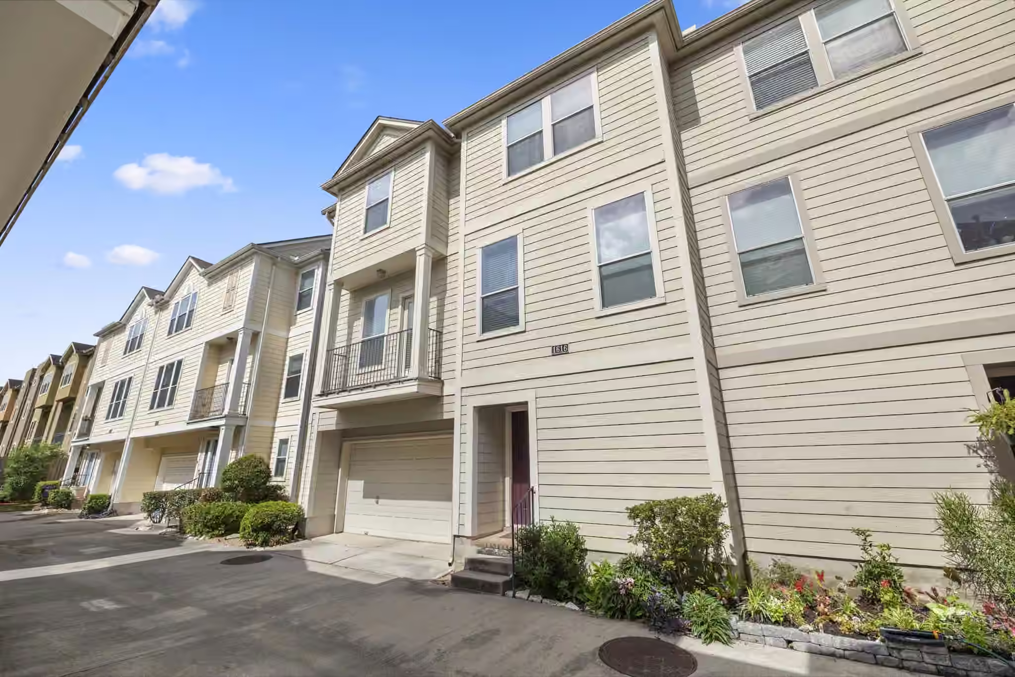 Photo 2 of 1616 W 25th Street, Houston, TX