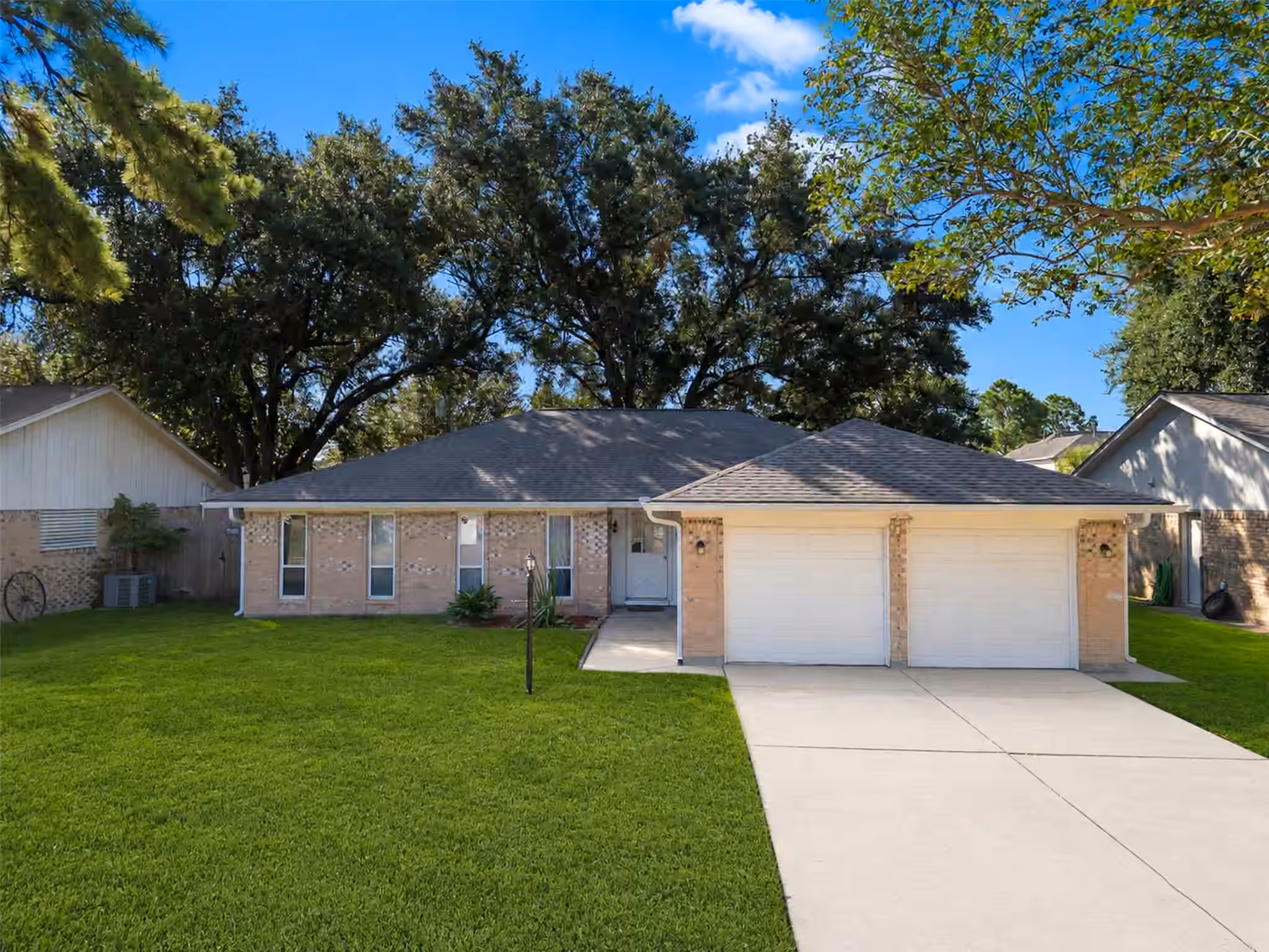 Photo of 913 W Galveston Street, League City, TX 77573