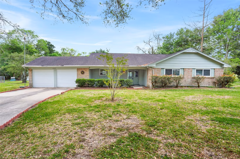 Photo 3 of 1717 Jones Street, Alvin, TX