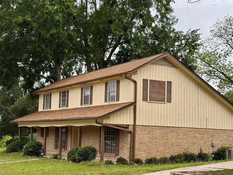 Photo of 1221 Green Briar Drive, Huntsville, TX 77340