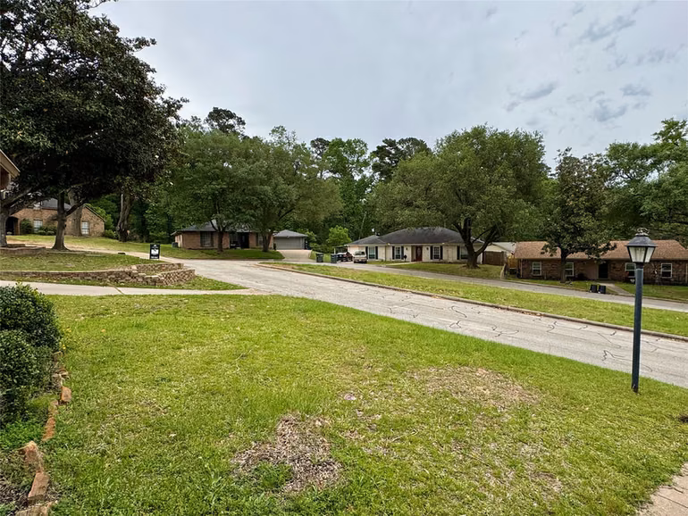 Photo 3 of 1221 Green Briar Drive, Huntsville, TX