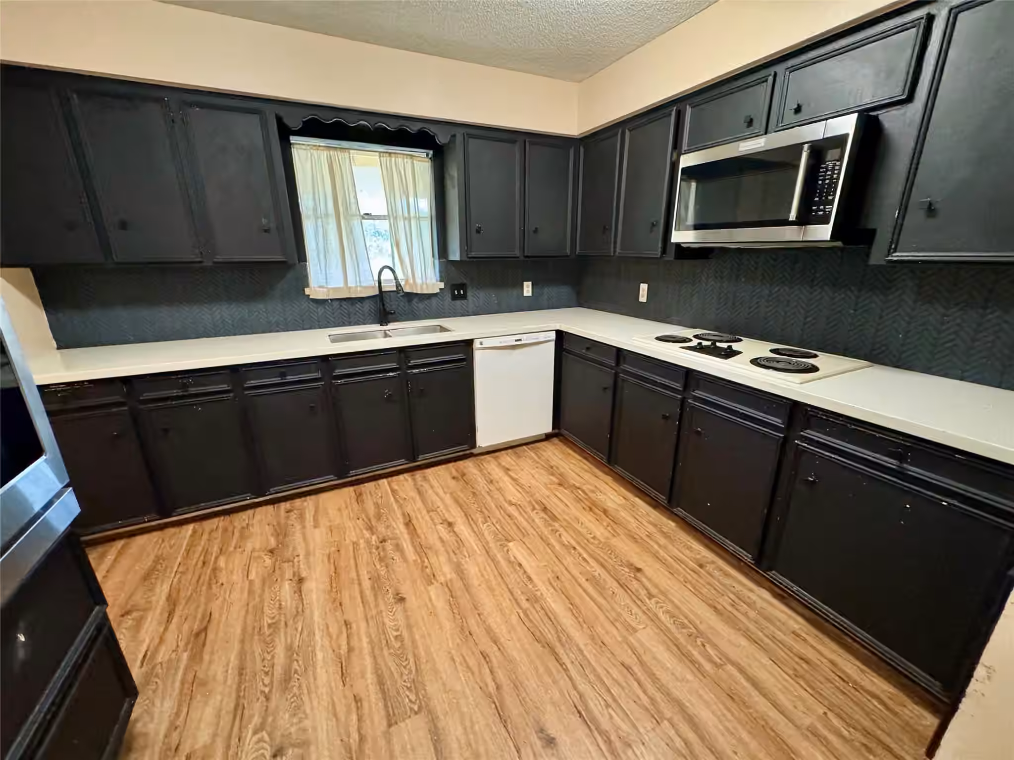 Photo 6 of 1221 Green Briar Drive, Huntsville, TX