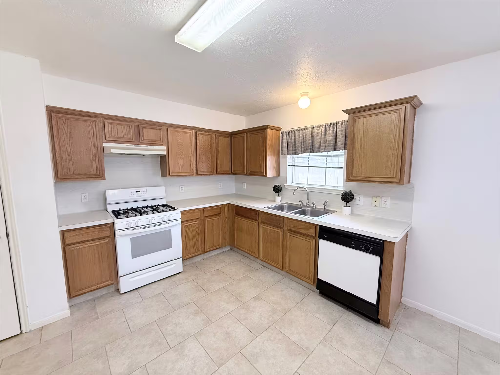 Photo 3 of 9221 Desirable Drive, La Porte, TX