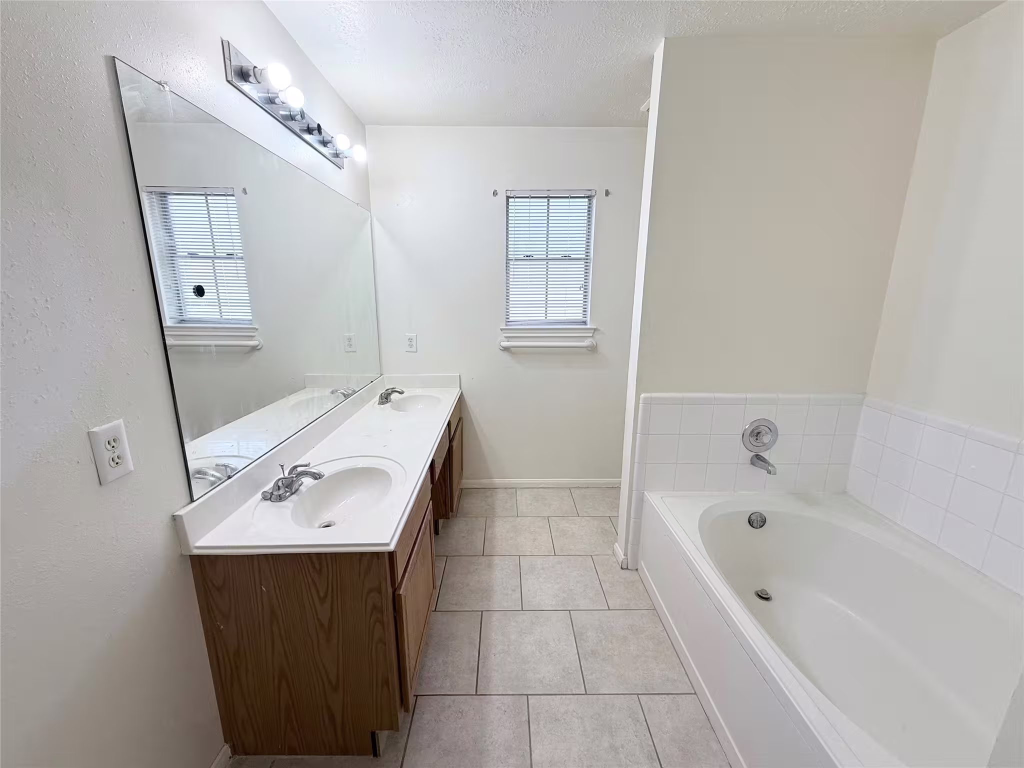 Photo 7 of 9221 Desirable Drive, La Porte, TX