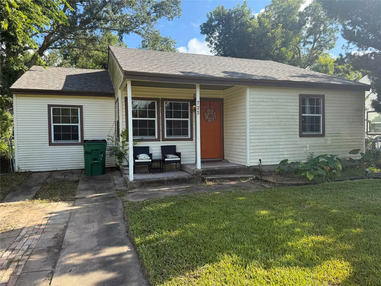 Photo of 725 Kyle Street, Angleton, TX
