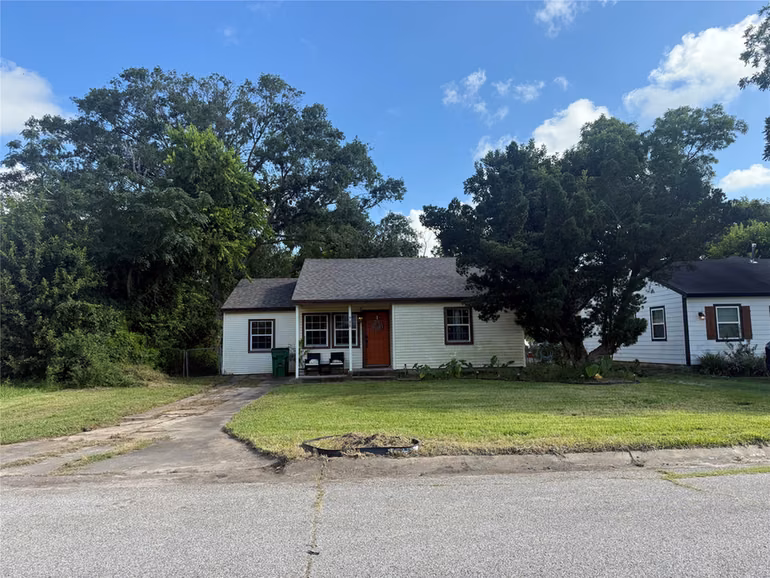 Photo 2 of 725 Kyle Street, Angleton, TX