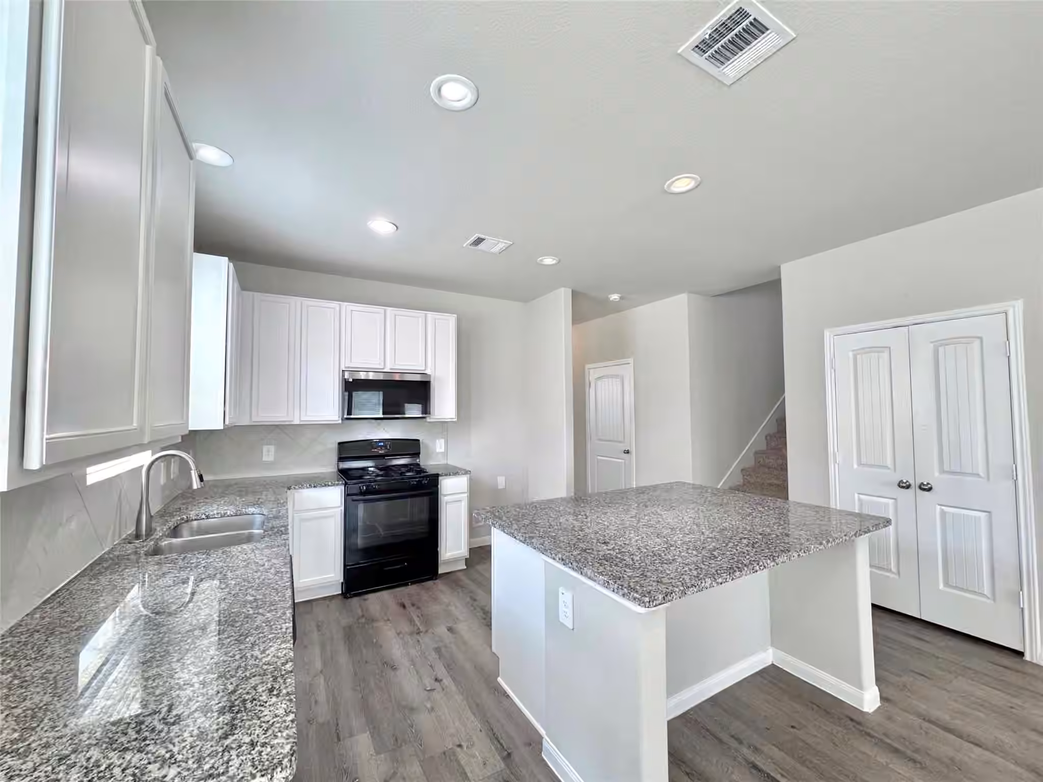 Photo 7 of 303 Black Bear Drive, Huntsville, TX