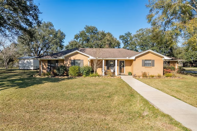 Photo 2 of 105 Alice Street, Anahuac, TX
