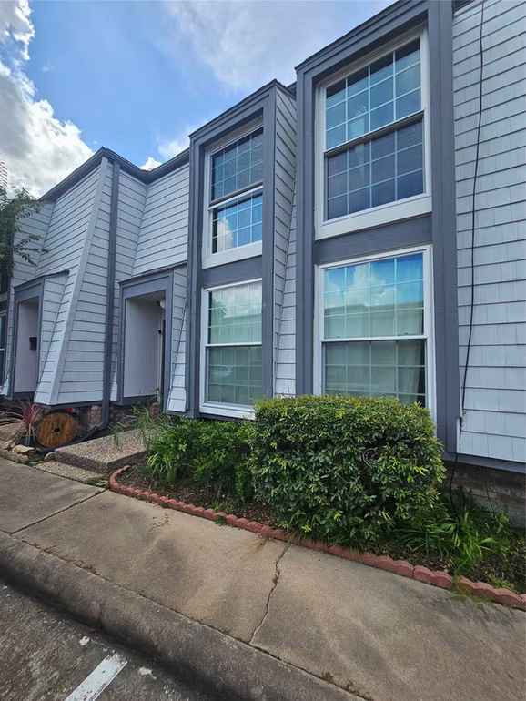 Photo 3 of 10112 Beekman Place Drive, Houston, TX