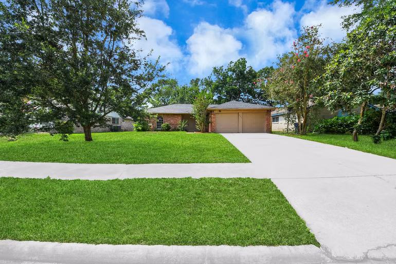 Photo 4 of 5322 Bulen Avenue, Friendswood, TX