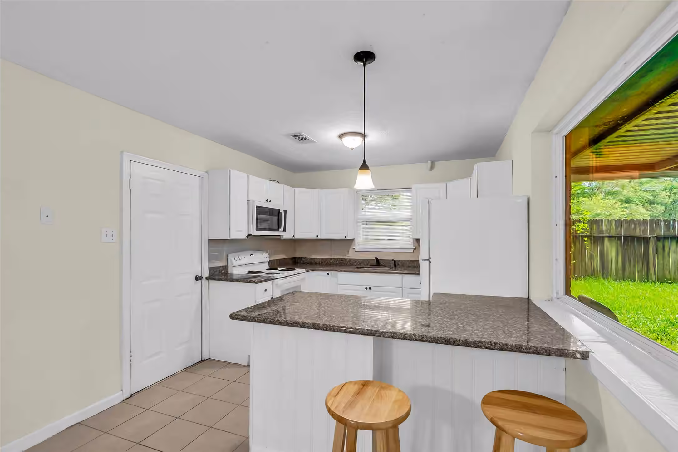 Photo 5 of 1303 S Fenner Avenue, Cleveland, TX