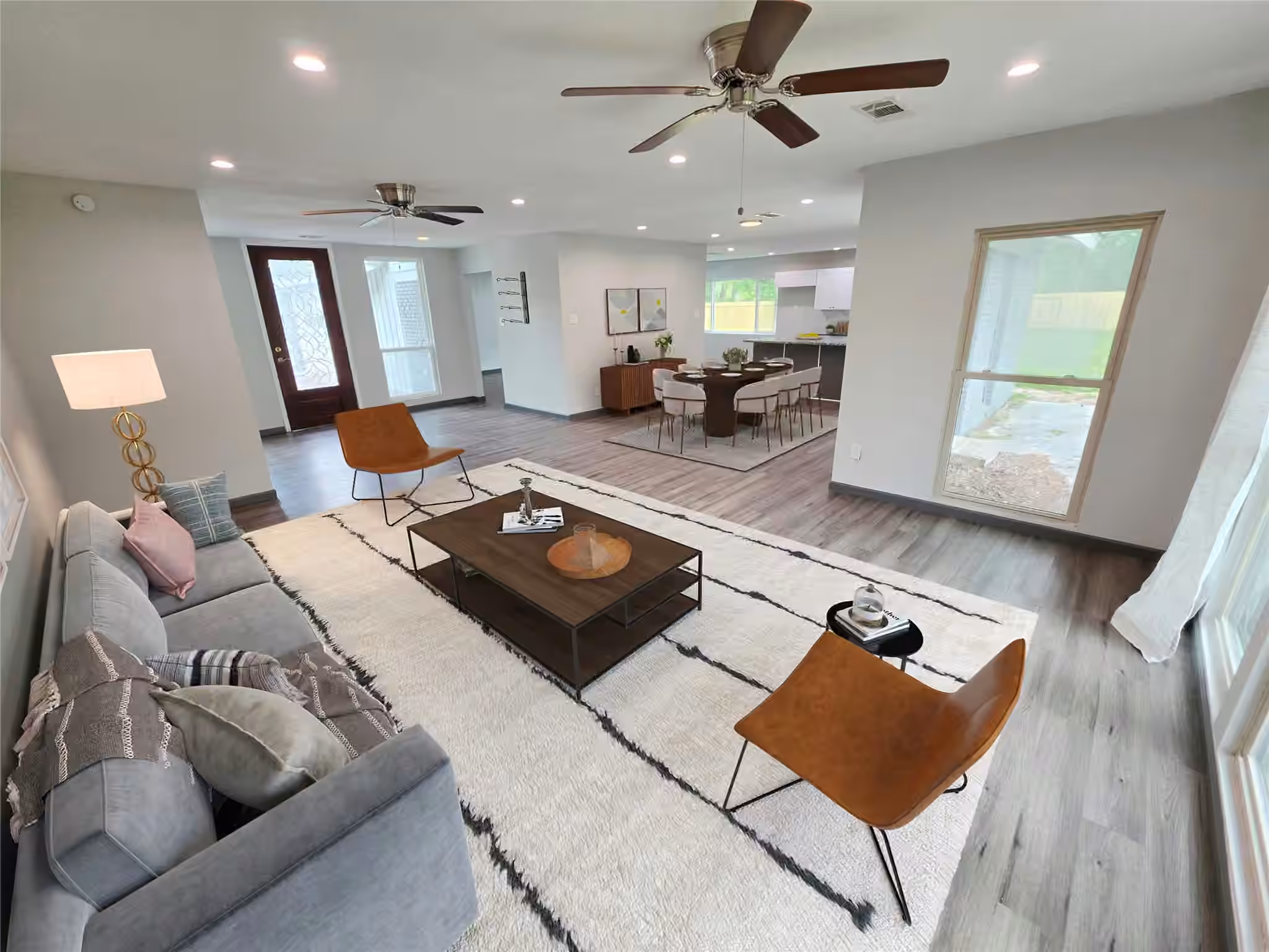 Photo 2 of 910 Royal Oak Drive, Dickinson, TX