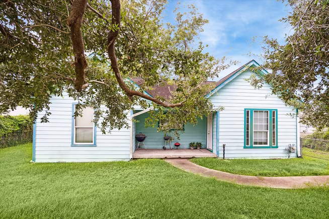 Photo 2 of 405 W Donovan, Houston, TX