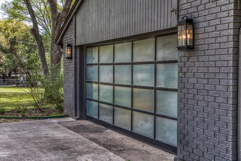 Photo 3 of 2414 E Rosedale, Brenham, TX