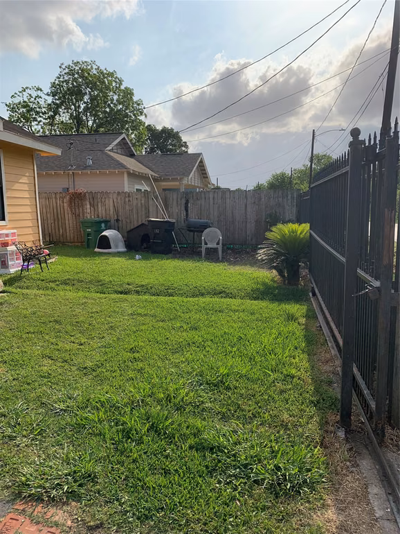Photo 3 of 4210 Oats Street, Houston, TX