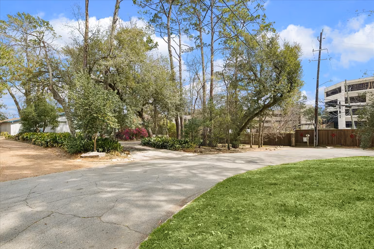 Photo 4 of 202 Pine Hollow Lane, Houston, TX