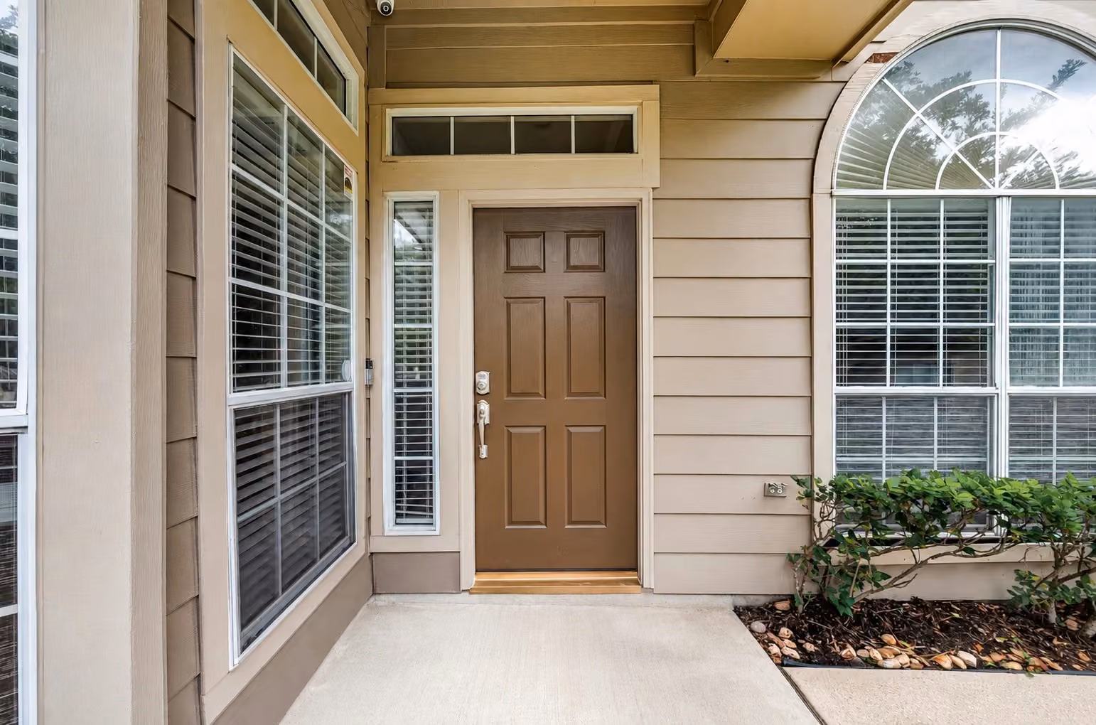 Photo 2 of 158 N Valley Oaks Circle, The Woodlands, TX