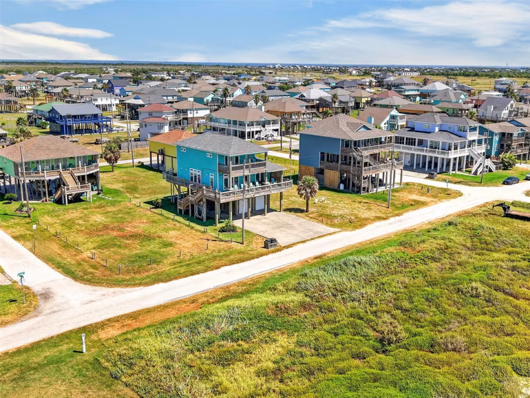 Photo 3 of 1335 Emerald Drive, Crystal Beach, TX