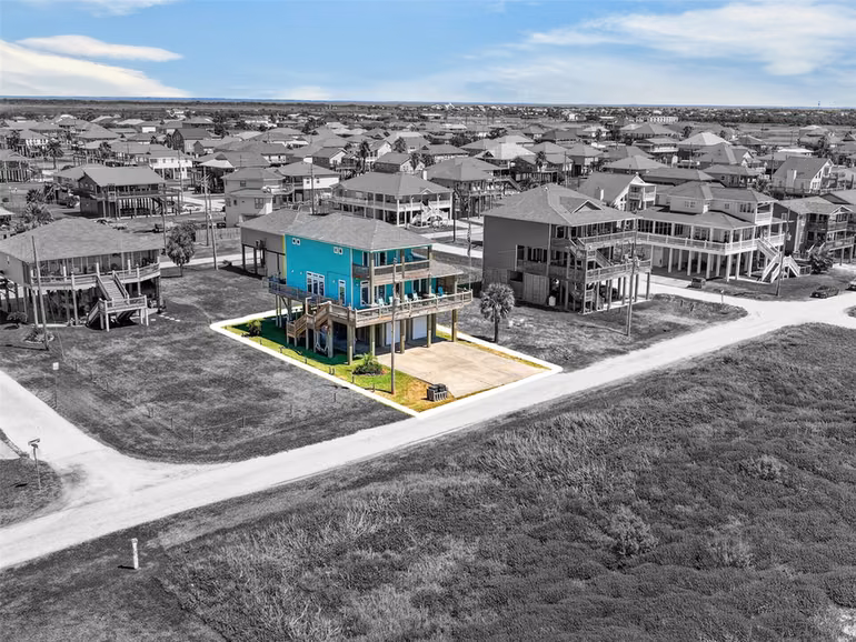 Photo 4 of 1335 Emerald Drive, Crystal Beach, TX