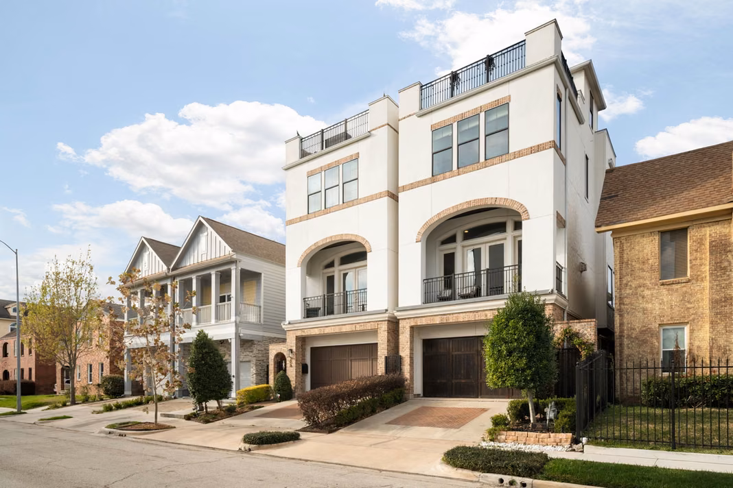 Photo 3 of 306 W Saulnier Street, Houston, TX