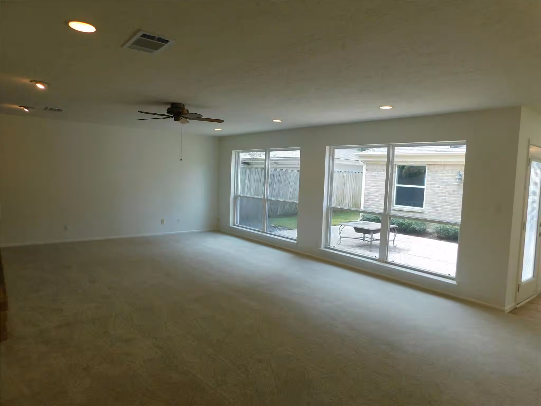 Photo 4 of 15414 Pleasant Valley Road, Houston, TX