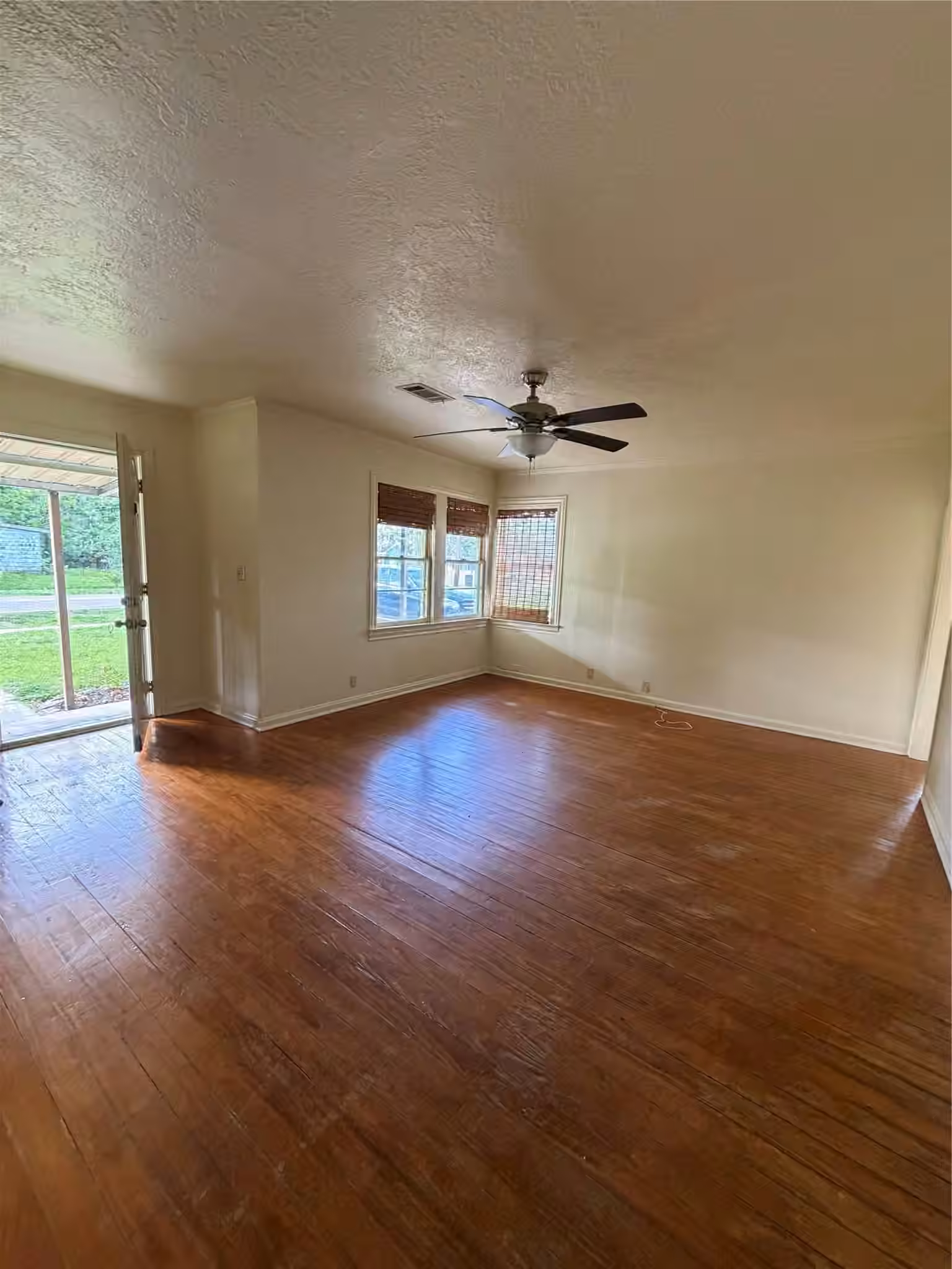 Photo 3 of 1002 W Willis Street, Alvin, TX