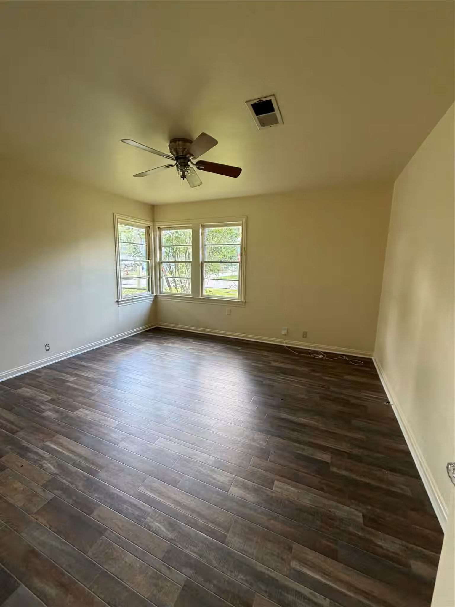 Photo 4 of 1002 W Willis Street, Alvin, TX