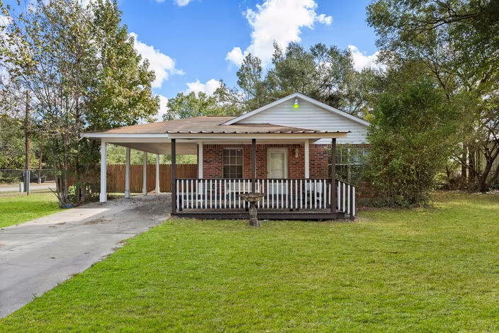 Photo of 220 N William Barnett Avenue, Cleveland, TX 77327