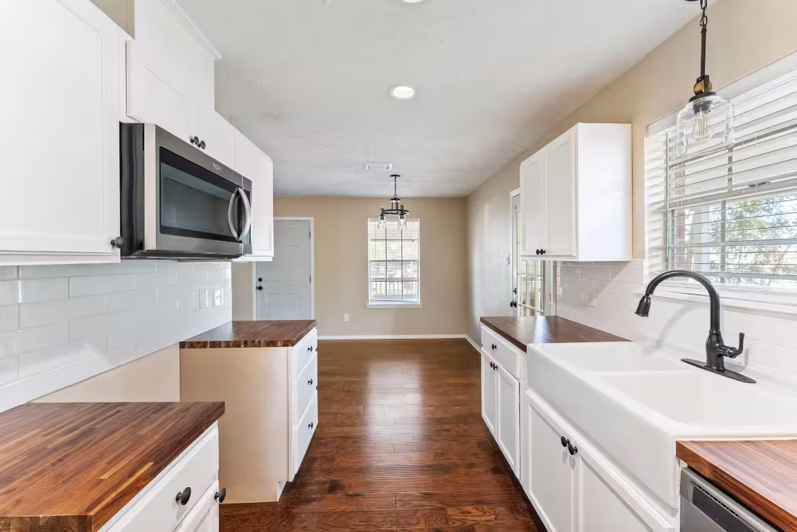 Photo 3 of 220 N William Barnett Avenue, Cleveland, TX
