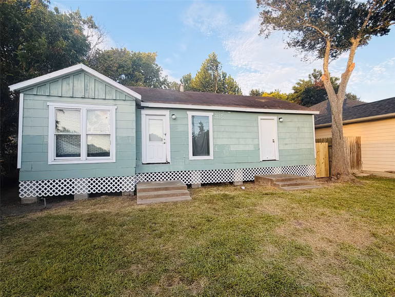 Photo 2 of 4605 Dakota Street, Dickinson, TX