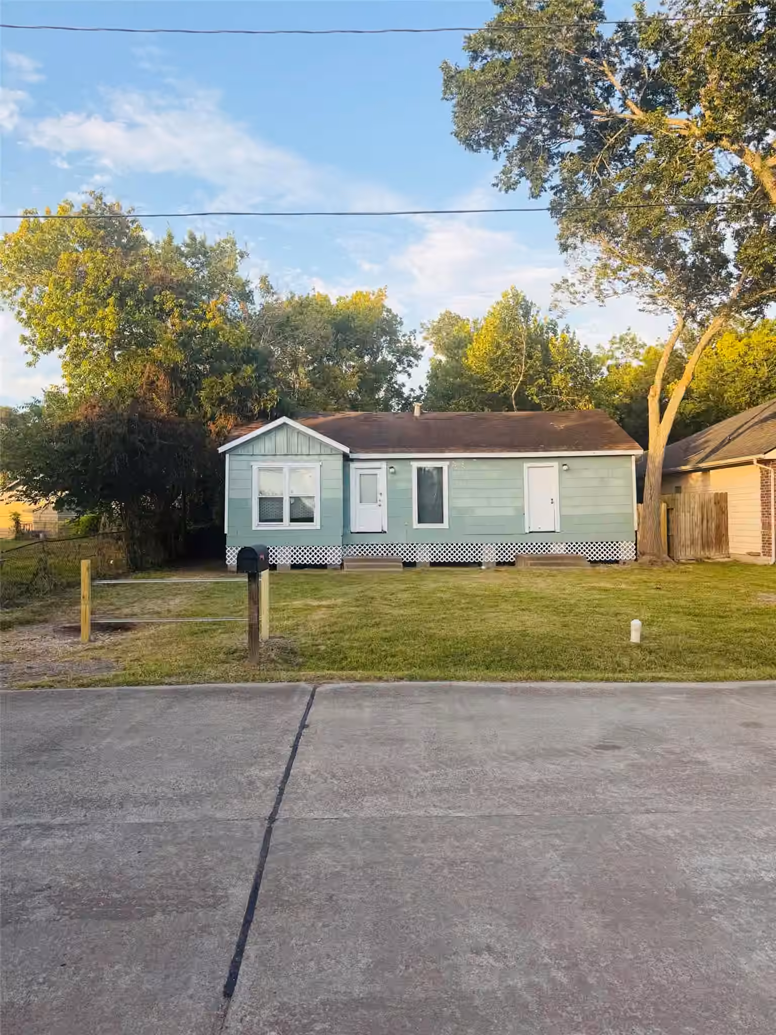 Photo 4 of 4605 Dakota Street, Dickinson, TX