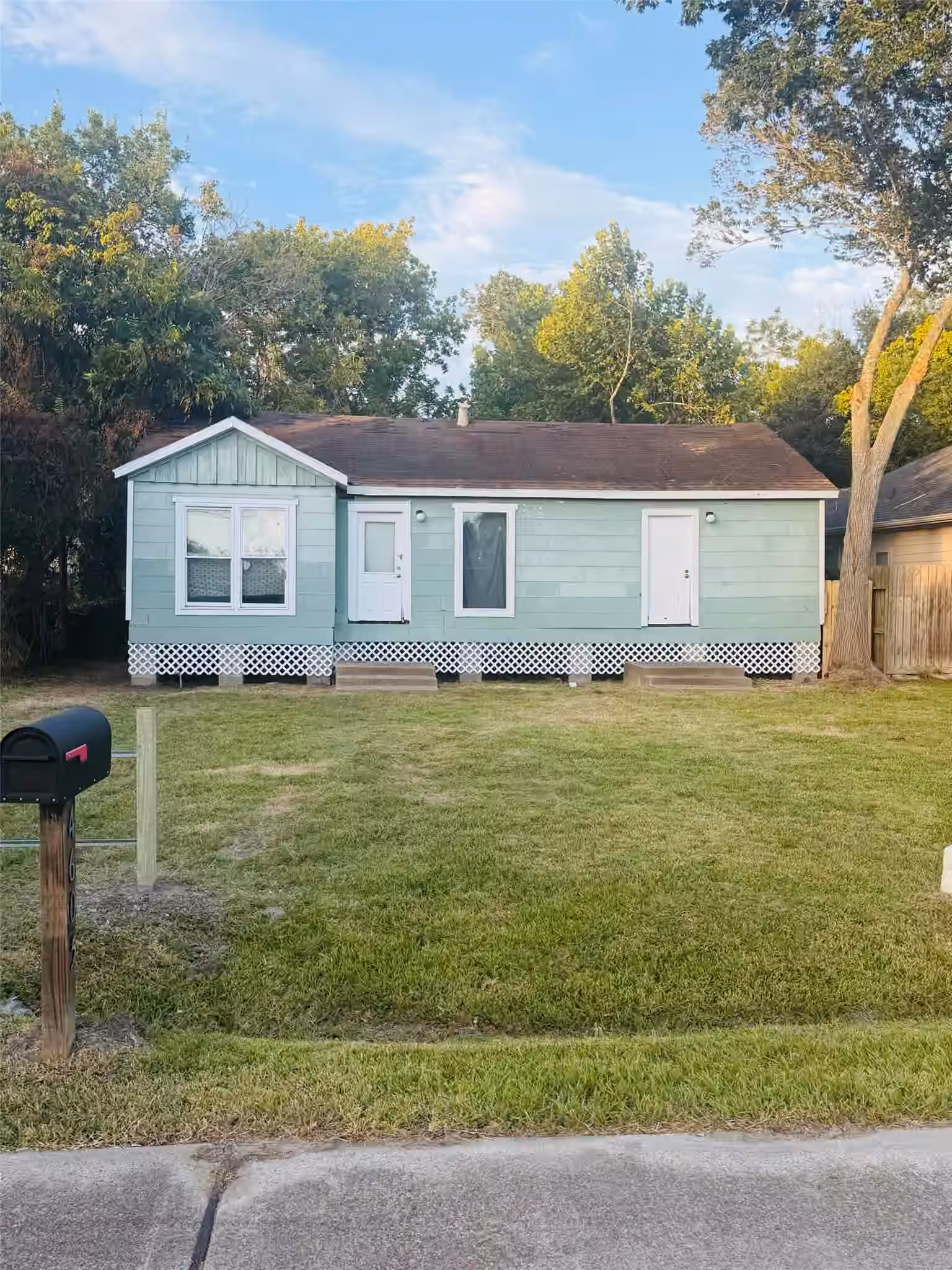 Photo 5 of 4605 Dakota Street, Dickinson, TX