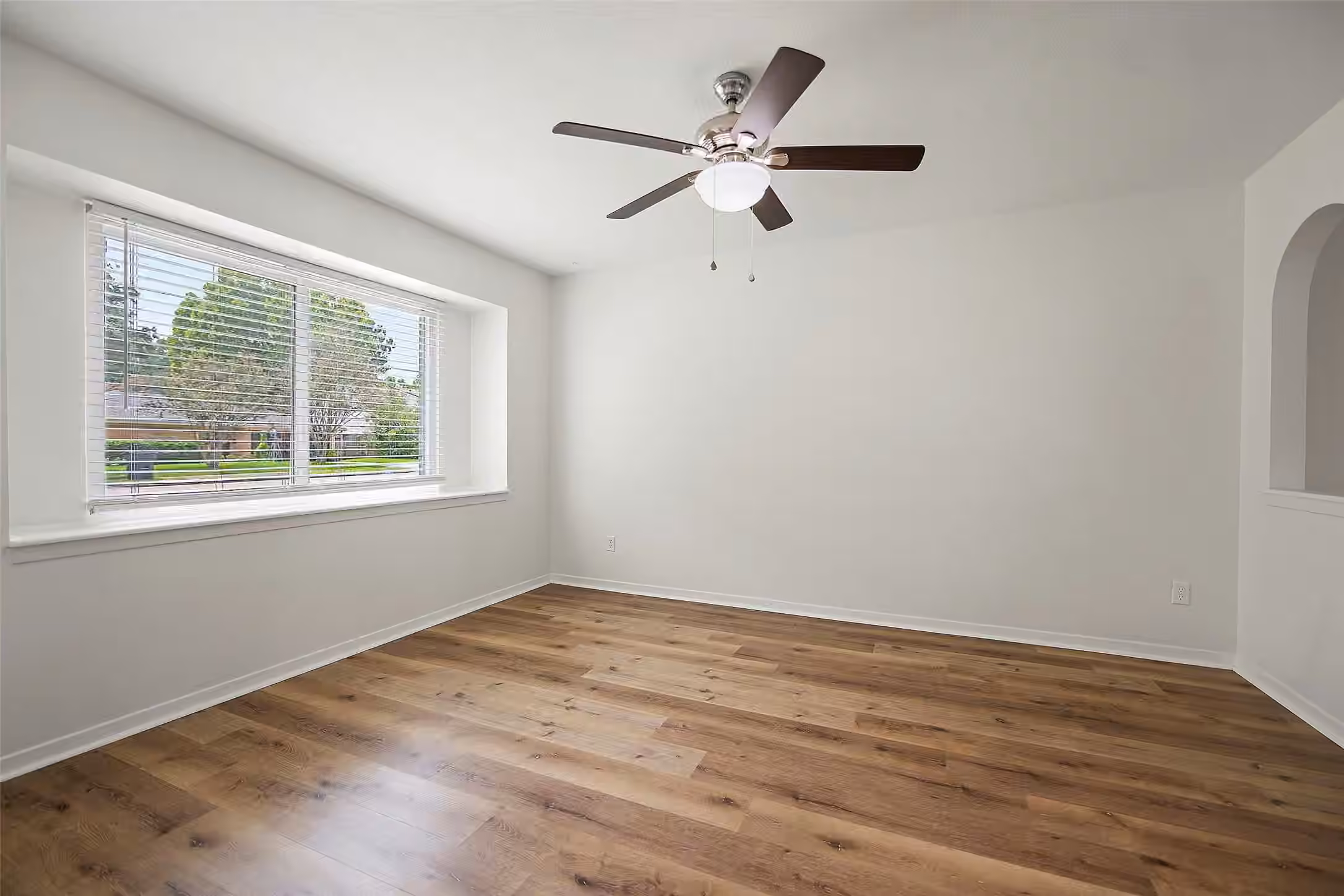 Photo 4 of 10642 Mayfield Road, Houston, TX