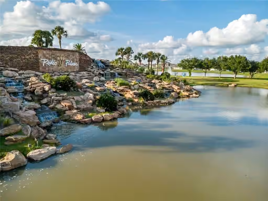 Photo 2 of 132 Indian Wells Drive, Manvel, TX