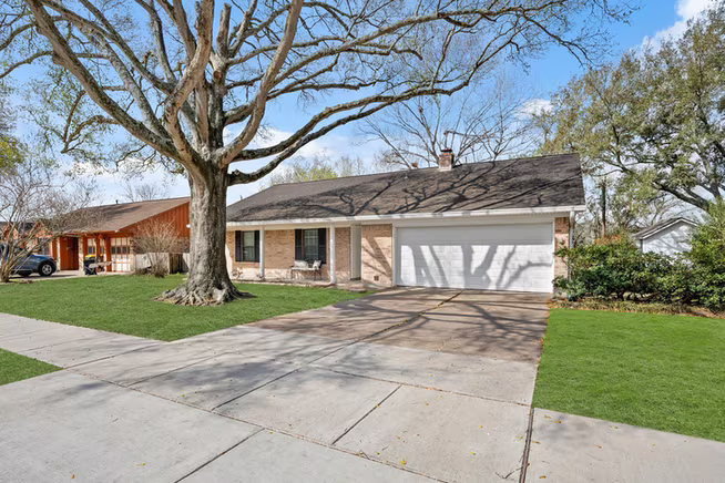 Photo 3 of 2104 Rose Road, Pearland, TX