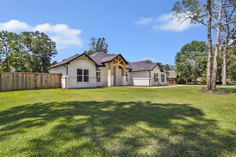 Photo 3 of 2423 Roman Forest Boulevard, New Caney, TX
