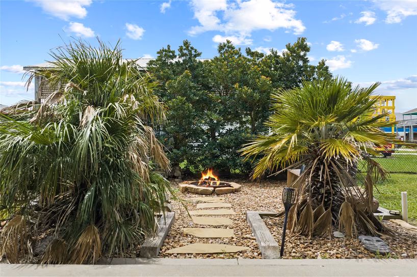 Photo 7 of 930 West Lane, Crystal Beach, TX