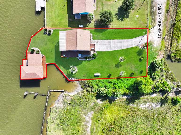 Photo 4 of 1301 N Monkhouse Drive, Crystal Beach, TX