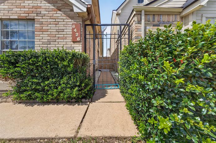 Photo 4 of 6426 Old Chatham Lane, Houston, TX