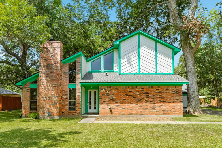 Photo 2 of 204 Sleepy Hollow Drive, Lake Jackson, TX