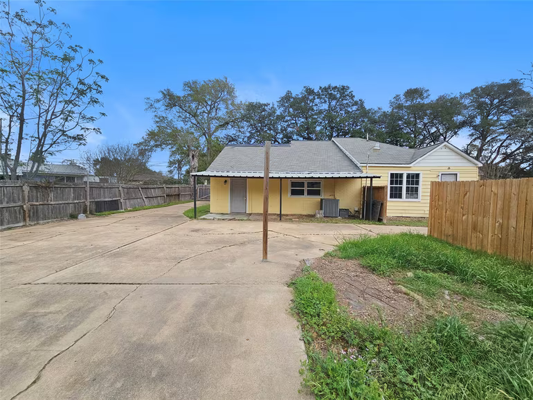 Photo 3 of 1023 Meyer Street, Sealy, TX