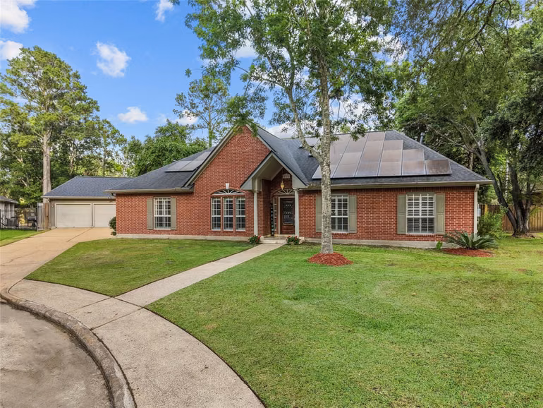 Photo 2 of 816 Sherwood Forest Drive, Dickinson, TX