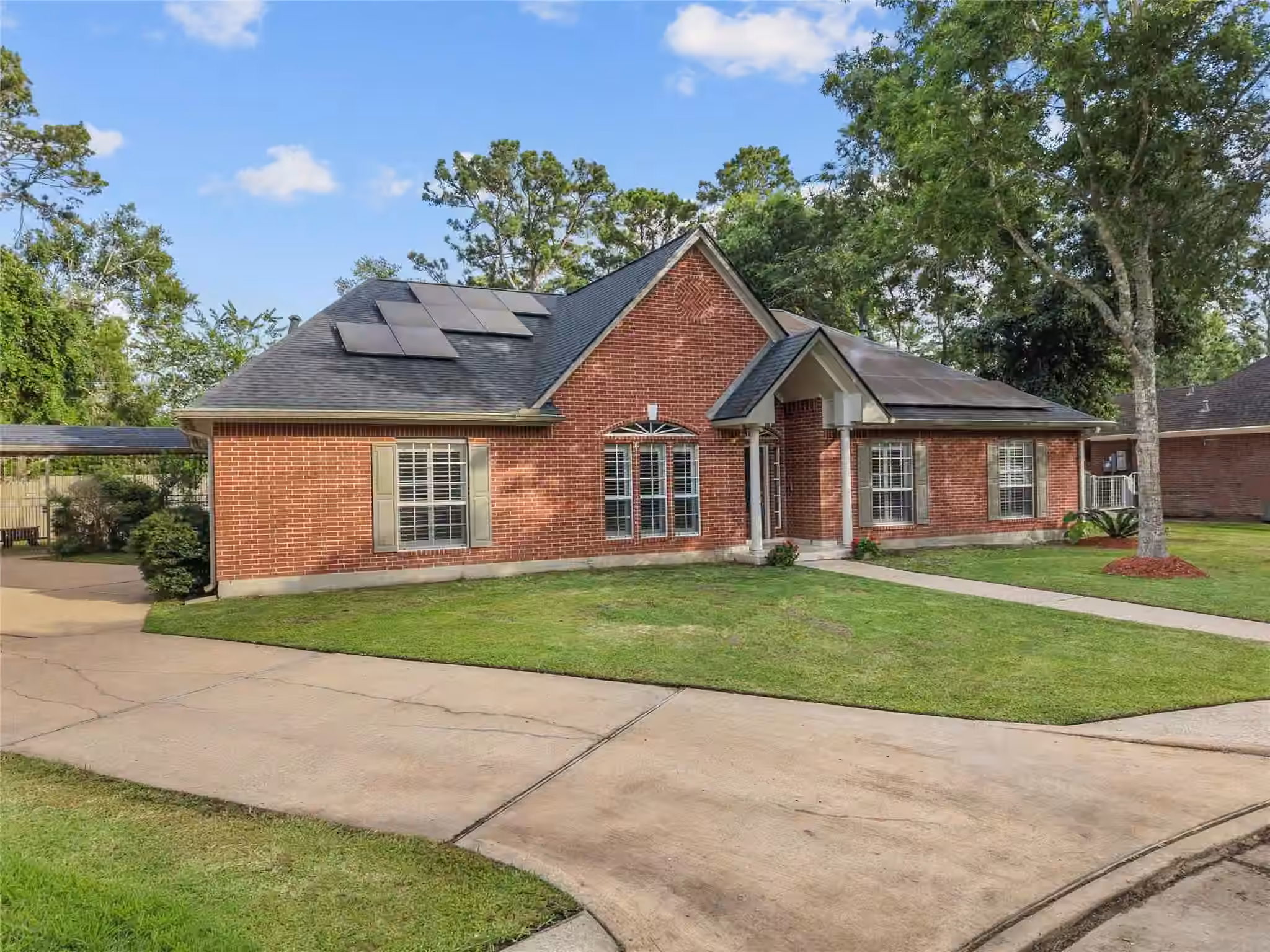 Photo 3 of 816 Sherwood Forest Drive, Dickinson, TX