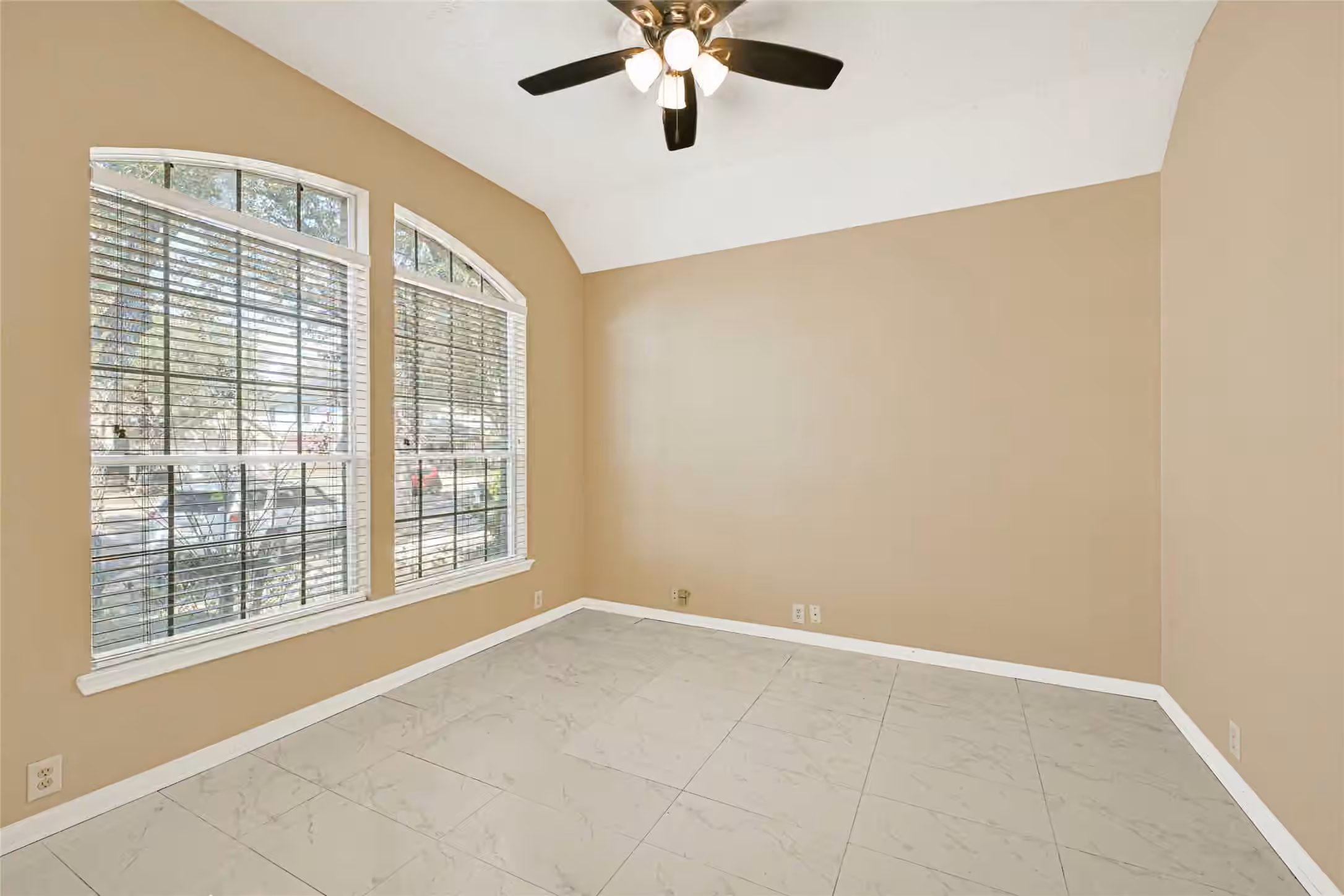 Photo 4 of 4902 Bellmead Drive, Missouri City, TX