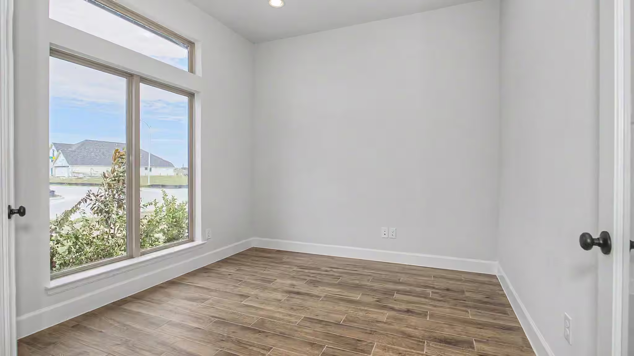 Photo 2 of 1607 Highland Waters Drive, Richmond, TX
