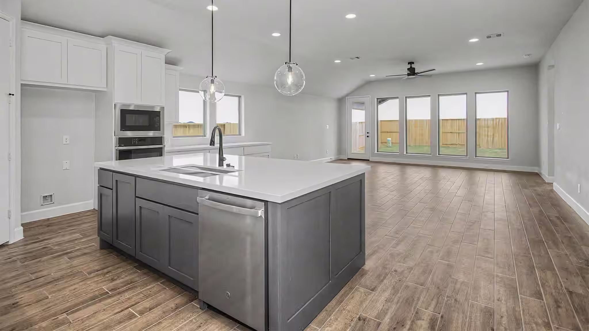 Photo 4 of 1607 Highland Waters Drive, Richmond, TX