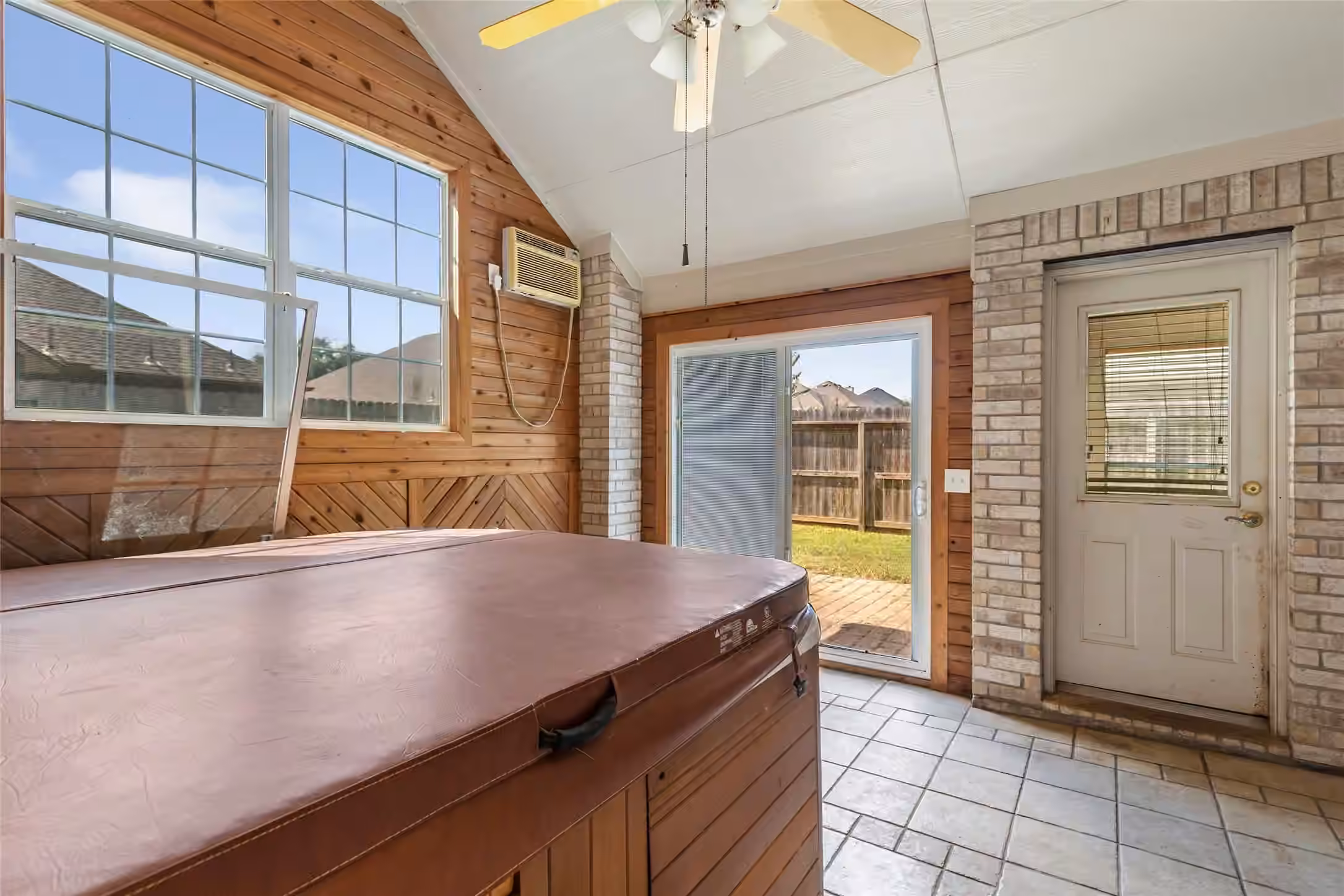 Photo 5 of 18619 Woodbreeze Drive, Humble, TX