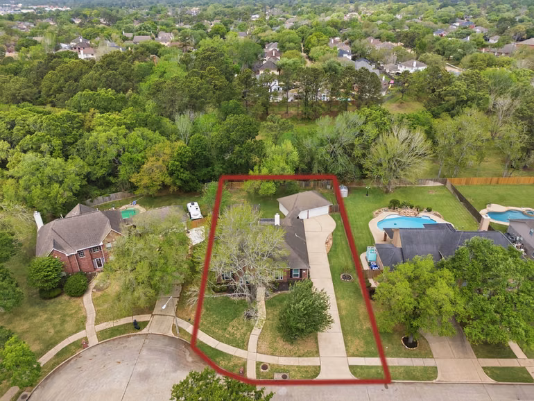 Photo 4 of 304 Melodywood Drive, Friendswood, TX