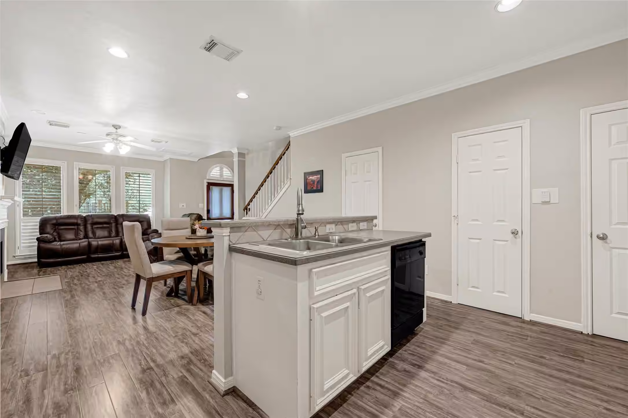 Photo 3 of 711 W Heights Hollow Lane, Houston, TX