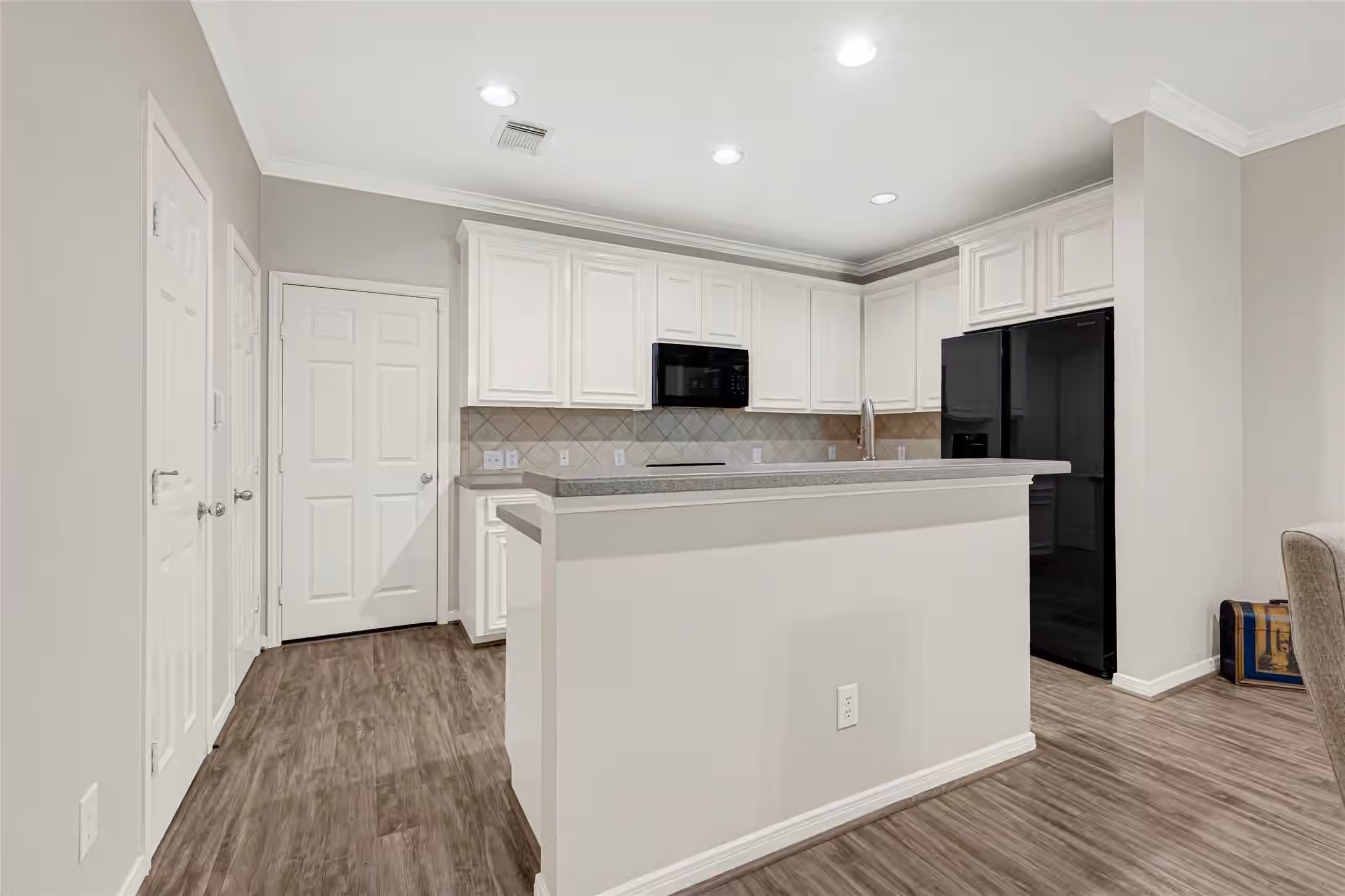 Photo 4 of 711 W Heights Hollow Lane, Houston, TX